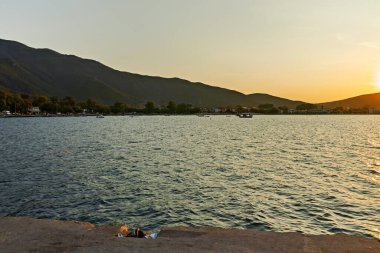 STAVROS, GREECE - 19 Ağustos 2019: Stavros, Chalkidiki, Orta Makedonya, Yunanistan 'ın kıyı şeridinde gün batımı