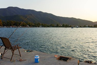 STAVROS, GREECE - 19 Ağustos 2019: Stavros, Chalkidiki, Orta Makedonya, Yunanistan 'ın kıyı şeridinde gün batımı