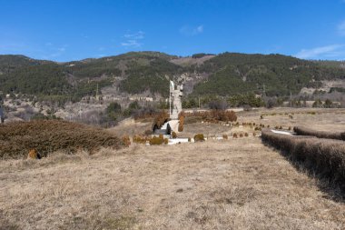 KLISURA, BULGARIA -25 Ocak 2020: Bulgaristan 'ın tarihi Klisura kenti yakınlarındaki İvan Borimechkata Anıtı