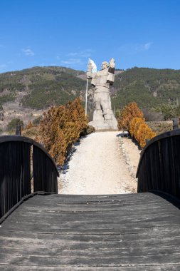 KLISURA, BULGARIA -25 Ocak 2020: Bulgaristan 'ın tarihi Klisura kenti yakınlarındaki İvan Borimechkata Anıtı