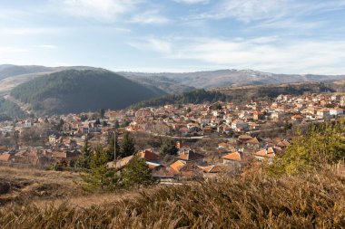KLISURA, BULGARIA -25 HAZİRAN 2020: Bulgaristan 'ın tarihi Klisura kentinin panoramik manzarası