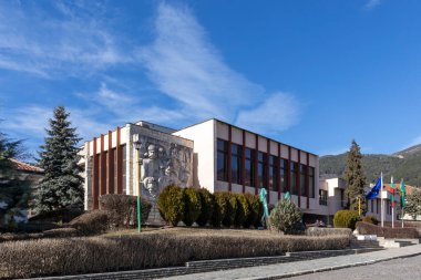 KLISURA, BULGARIA -25 HAZİRAN 2020: Bulgaristan 'ın tarihi Klisura kasabasındaki tipik bina ve cadde