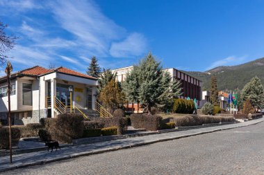 KLISURA, BULGARIA -25 HAZİRAN 2020: Bulgaristan 'ın tarihi Klisura kasabasındaki tipik bina ve cadde