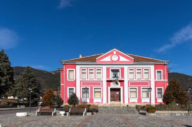 KLISURA, BULGARIA -25 HAZİRAN 2020: Bulgaristan 'ın tarihi Klisura kasabasındaki tipik bina ve cadde