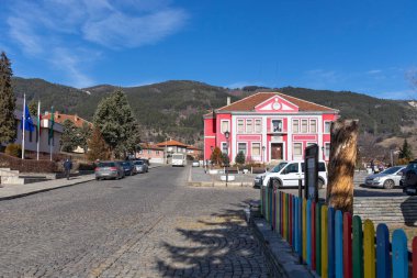 KLISURA, BULGARIA -25 HAZİRAN 2020: Bulgaristan 'ın tarihi Klisura kasabasındaki tipik bina ve cadde