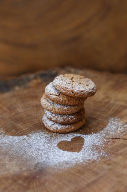 ahşap zemin üzerine ev yapımı kurabiye