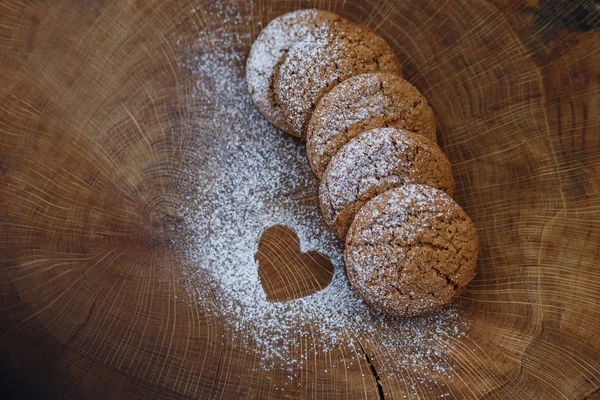 ahşap zemin üzerine ev yapımı kurabiye