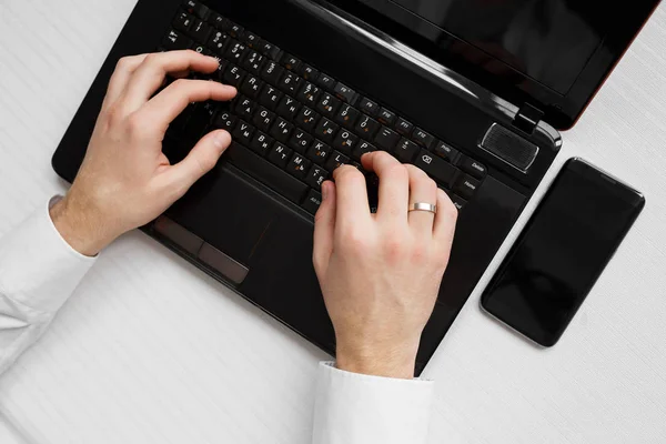 adamın elleri ile dizüstü dizüstü