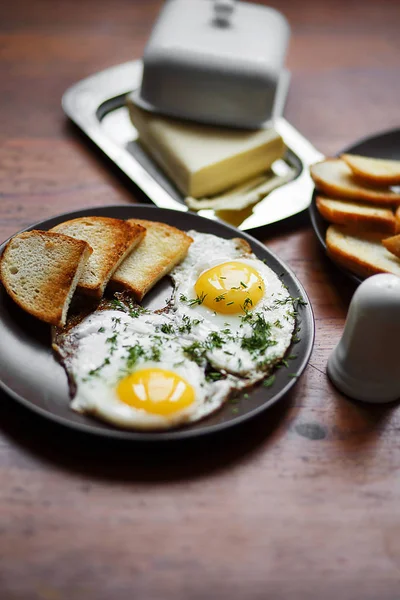 Läckra stekta ägg till frukost på ett träbord — Stockfoto