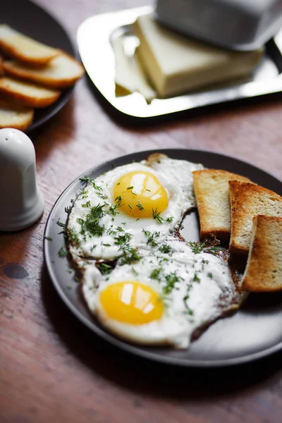 Ahşap bir masa üzerinde kahvaltı için lezzetli kızarmış yumurta