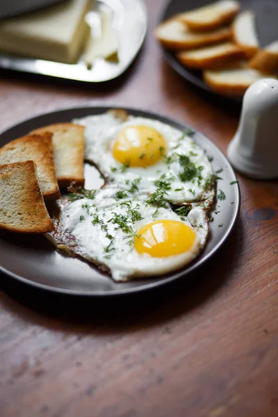 Ahşap bir masa üzerinde kahvaltı için lezzetli kızarmış yumurta