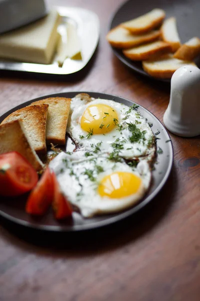 Läckra stekta ägg till frukost på ett träbord — Stockfoto