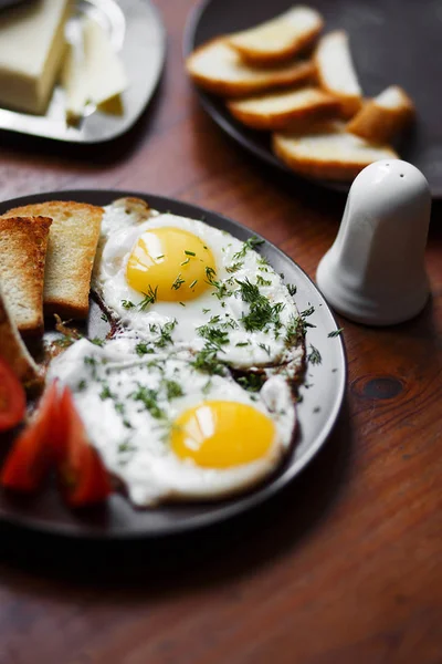 Läckra stekta ägg till frukost på ett träbord — Stockfoto