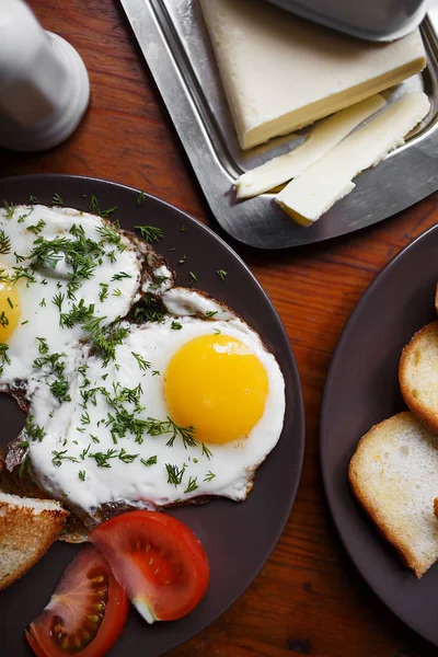 Läckra stekta ägg till frukost på ett träbord — Stockfoto