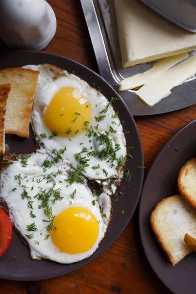 Ahşap bir masa üzerinde kahvaltı için lezzetli kızarmış yumurta