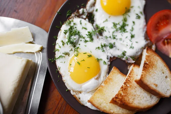 Pyszne smażone jajka na śniadanie na drewnianym stole — Zdjęcie stockowe