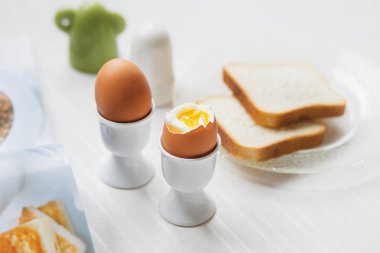 Haşlanmış yumurta beyaz masada kahvaltı için lezzetli