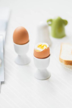 Haşlanmış yumurta beyaz masada kahvaltı için lezzetli