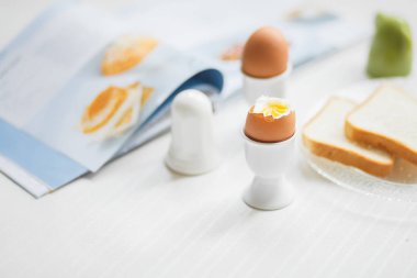 Haşlanmış yumurta beyaz masada kahvaltı için lezzetli