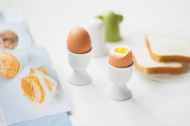 Haşlanmış yumurta beyaz masada kahvaltı için lezzetli