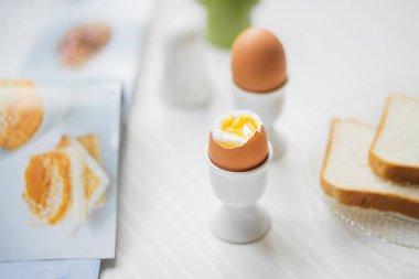 Haşlanmış yumurta beyaz masada kahvaltı için lezzetli