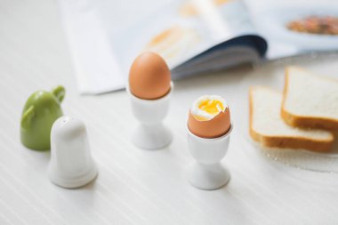 Haşlanmış yumurta beyaz masada kahvaltı için lezzetli