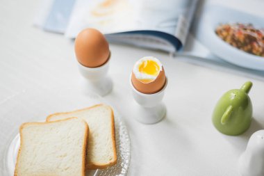 Haşlanmış yumurta beyaz masada kahvaltı için lezzetli