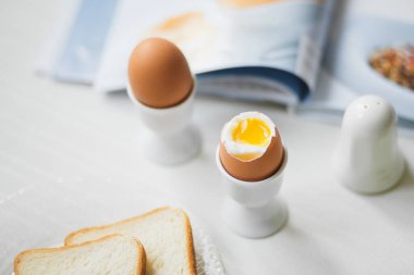 Haşlanmış yumurta beyaz masada kahvaltı için lezzetli