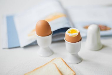 Haşlanmış yumurta beyaz masada kahvaltı için lezzetli