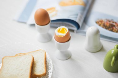 Haşlanmış yumurta beyaz masada kahvaltı için lezzetli