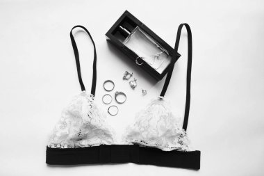 Düz yatıyordu iç çamaşırı dantel sütyen