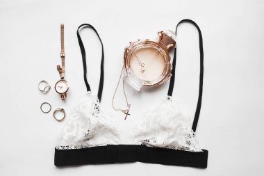 Düz yatıyordu iç çamaşırı dantel sütyen