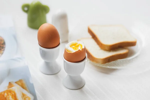 Haşlanmış yumurta beyaz masada kahvaltı için lezzetli