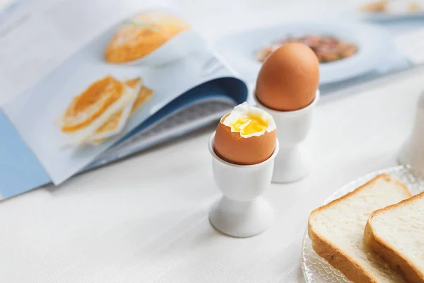 Haşlanmış yumurta beyaz masada kahvaltı için lezzetli