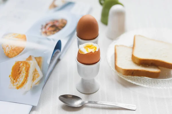 Haşlanmış yumurta beyaz masada kahvaltı için lezzetli — Stok fotoğraf