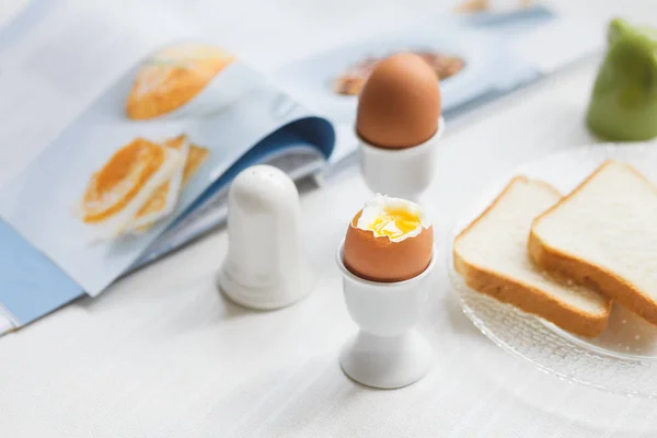 Haşlanmış yumurta beyaz masada kahvaltı için lezzetli