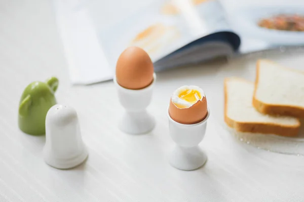 Haşlanmış yumurta beyaz masada kahvaltı için lezzetli