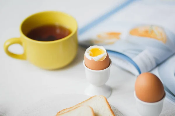 Tasty gotowane jajka na śniadanie na biały stół — Zdjęcie stockowe