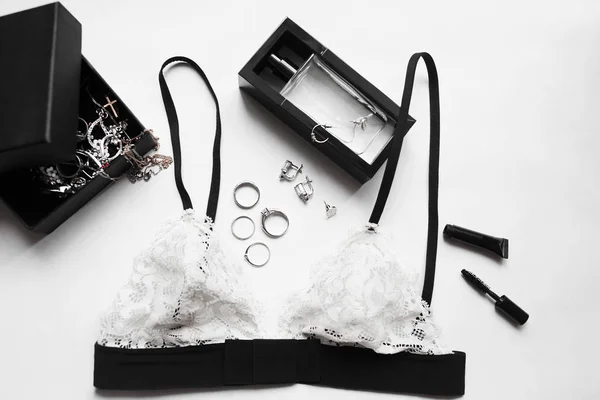 Düz yatıyordu iç çamaşırı dantel sütyen