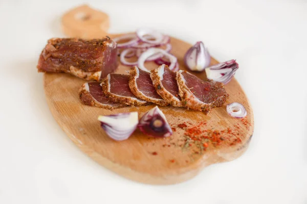 Ahşap bir gemide baharat ile tuzlu et