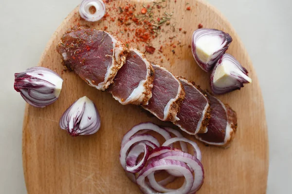 Ahşap bir gemide baharat ile tuzlu et