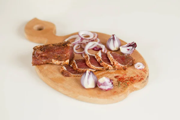 Ahşap bir gemide baharat ile tuzlu et