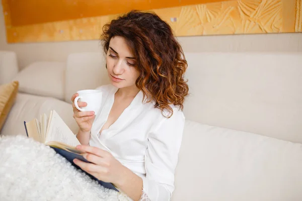  Bir kitap okuma kıvırcık saçlı sevimli kız