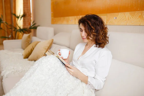  Bir kitap okuma kıvırcık saçlı sevimli kız