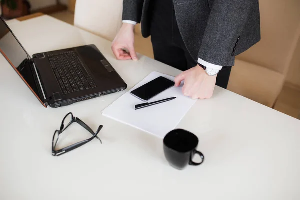 Bir bilgisayarda çalışma çekici iş adamı 