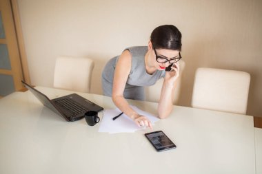 Bilgisayar başında otururken Evet iş kadını