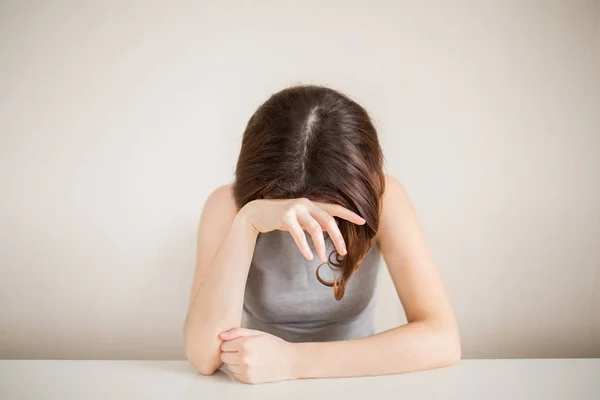 yorgun kadın ofiste iş başında