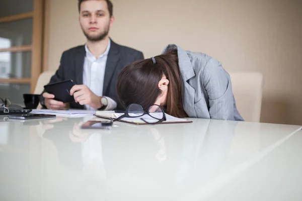 yorgun kadın ofiste iş başında