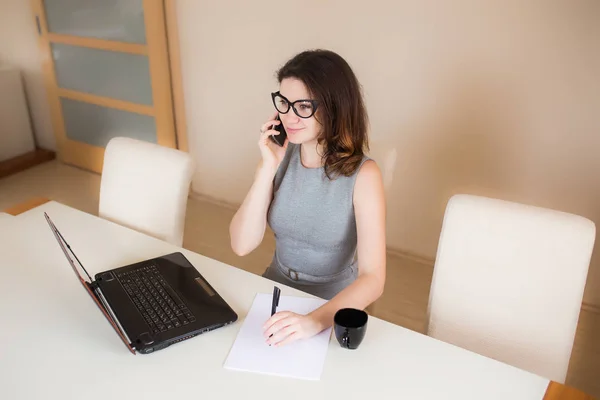 Bilgisayar başında otururken Evet iş kadını