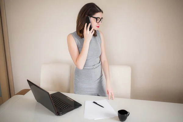 O telefonda konuşurken bir iş kadını ile portresi gözlük
